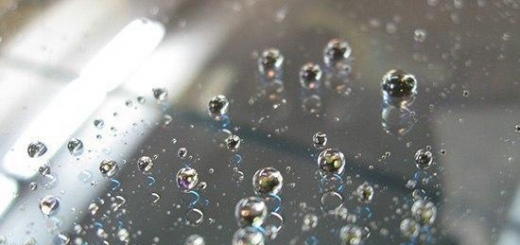 «Антидождь» — специальные смеси на базе силикона, которые наносятся на стекла, после чего на поверхности стекла образуется эффективный водо- и грязебарьер. Состав антидождя может отличаться в зависимости от производителя, однако каждый из препаратов имеет в своем составе водоотталкивающие вещества,