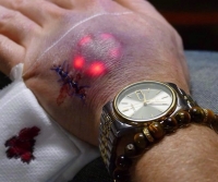 Биохакеры подсветят татуировки светодиодным имплантатом