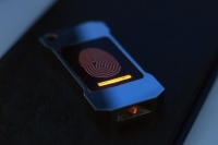 Пользователи Kickstarter инвестировали в фонарик, светящийся от тепла рук