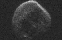 Ученые показали первые изображения гигантского астероида 2015 TB145, надвигающегося на Землю. Этот объект открыла американская автоматическая система Pan-STARRS на Гавайях, а первые его снимки получили в обсерватории Аресибо в Пуэрто-Рико. Об этом сообщается на сайте НАСА.