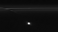 Новые снимки, сделанные космическим аппаратом «Кассини», открыли километровые объекты, пронзающие некоторые части F-кольца Сатурна, оставляя блестящие следы на нем. Эти следы на кольце, которые ученные называют мини-потоки, проливают свет на необычное поведение F-кольца, которое лидер съемочной груп