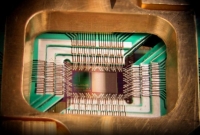 Параллельный контроль кубитов позволит управлять большими квантовыми компьютерами