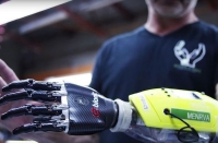 Ученые создали бионический протез руки, который позволит людям снова чувствовать